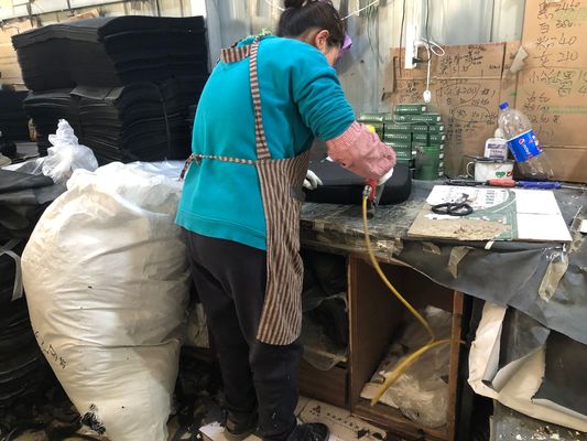 Τραπέζι κρεβατιού με κάλυμμα ποτηριού και μεγέθη προϊόντος 15.7 &quot;D x 23.6&quot; W x 11 &quot;H